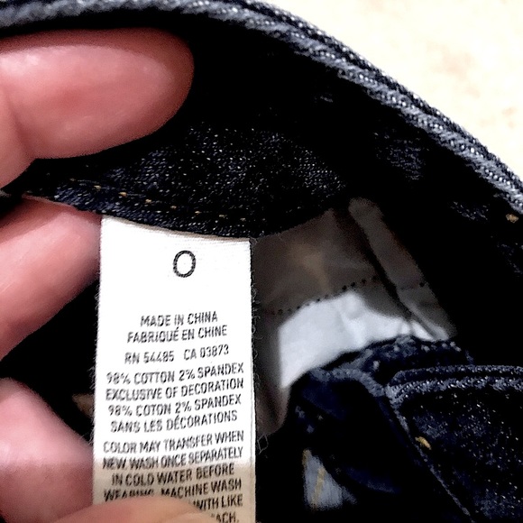 🆕🔥AMERICAN EAGLE REALLY CUTE DARK DENIM SHORTS& FITTED TO CONTOUR YOUR BODY!! - Picture 4 of 7